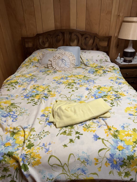4 PC. VTG FRENCH PROVINCIAL STYLE BEDROOM SUITE