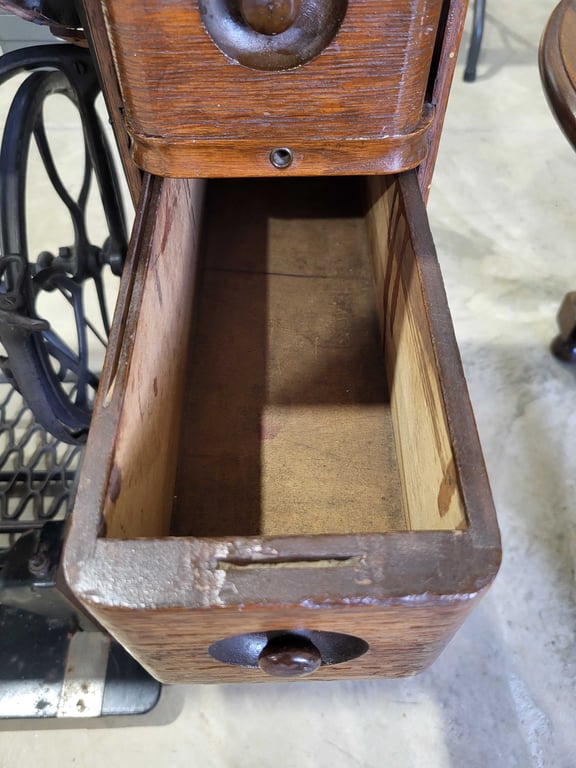 Singer sewing machine and cabinet - Image 7