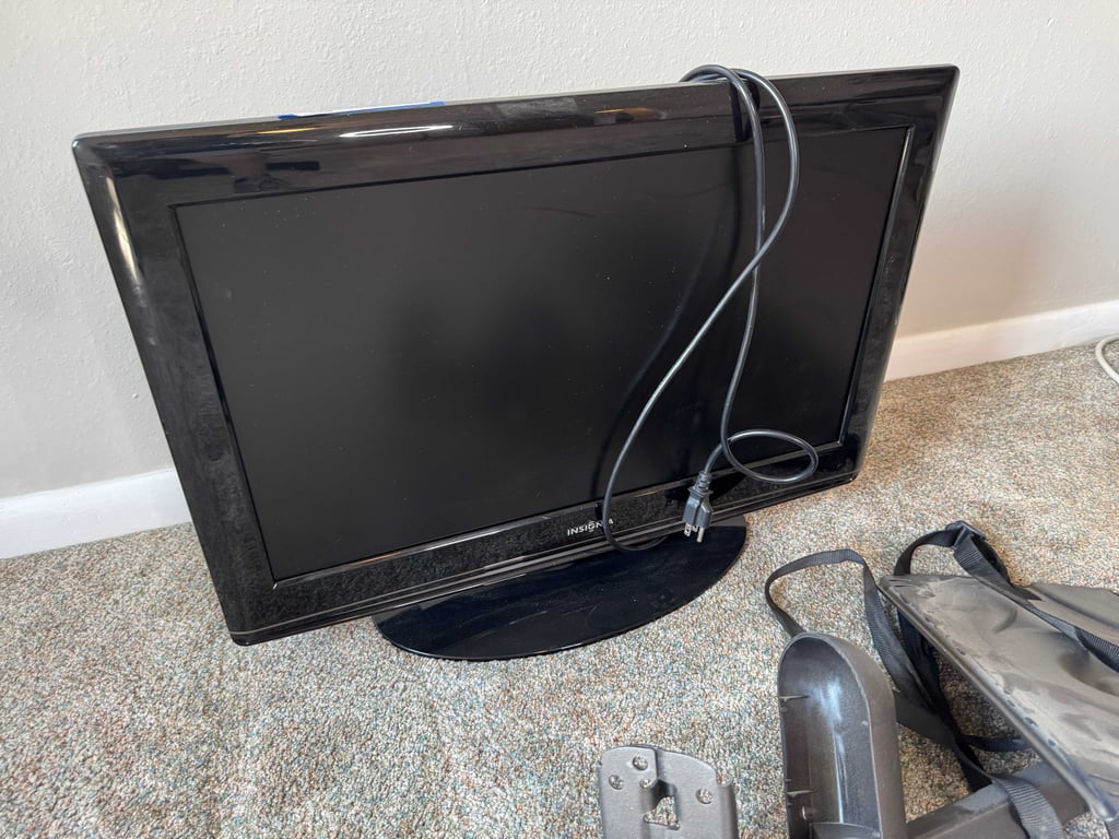 Insignia TV monitor and wall mount - Image 2