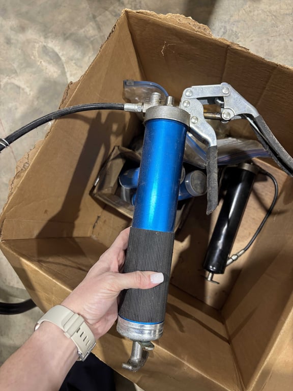 3 Grease Guns & Grease - Image 4
