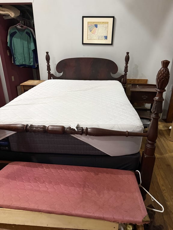 DARK WALNUT 4 POST PINEAPPLE BED