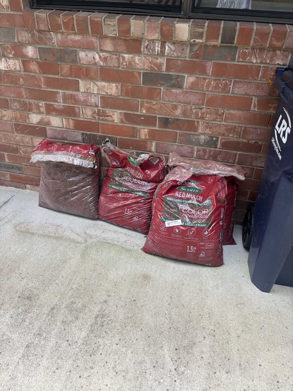 4 bags of Scotts red mulch