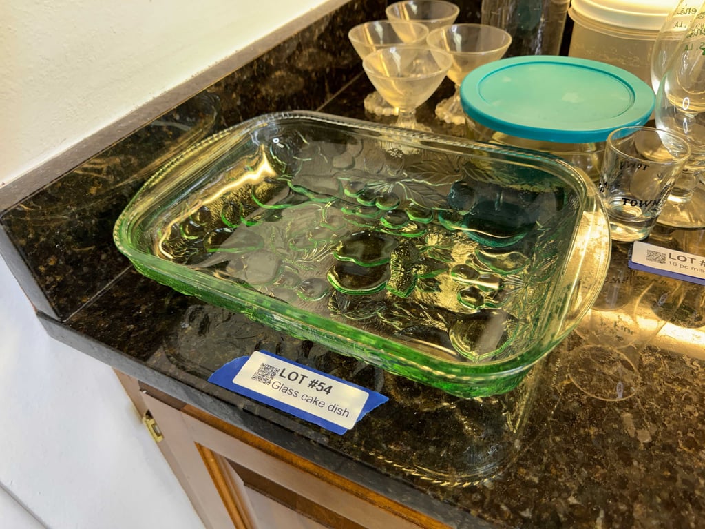 Glass cake dish