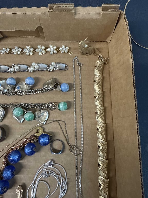 Costumes Jewelry Assortment - Image 5