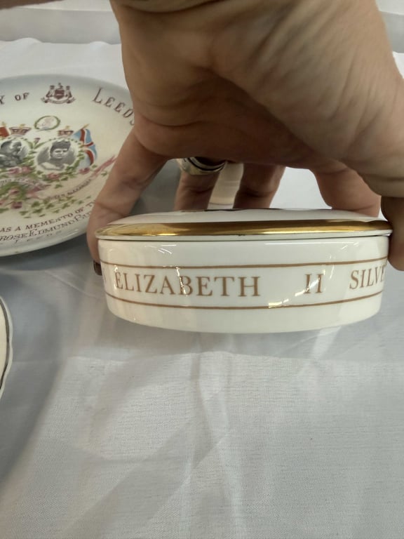 5 COLLECTIBLE KING GEORGE & QUEEN ELIZABETH ITEMS - Image 4