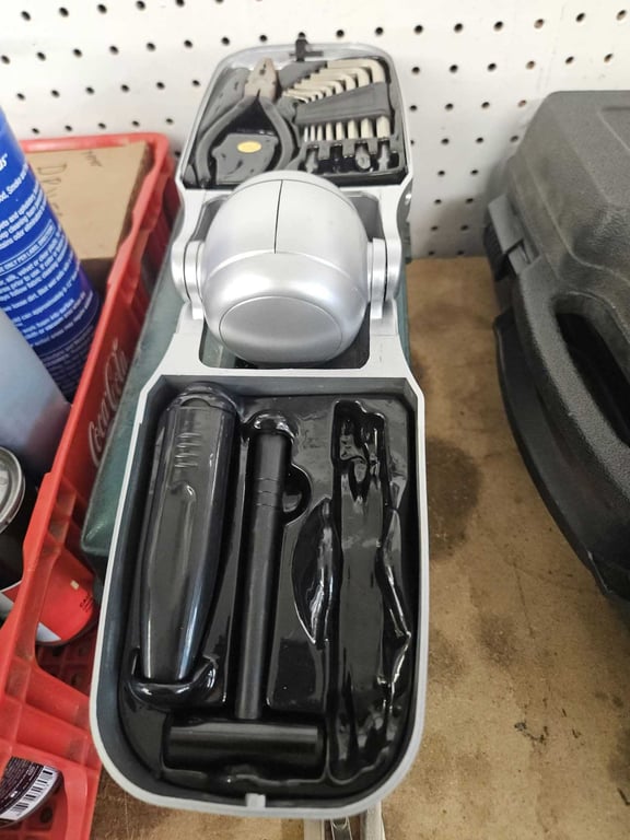 FLASHLIGHT & TOOL KIT