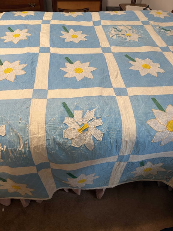 2 OLD DAISY QUILTS (87X67 & 76X61)