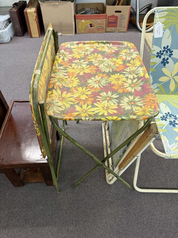 2 FOLDING CHAIRS & 2 TV TABLES - Image 2