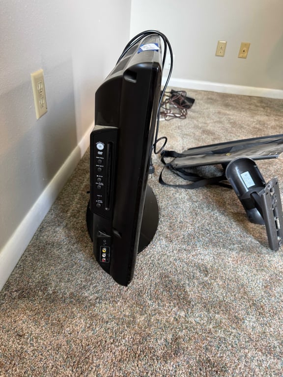 Insignia TV monitor and wall mount - Image 3
