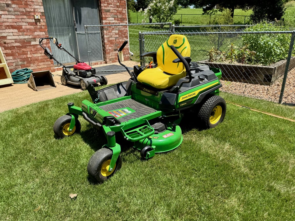 John Deere 42" Z320R zero turn