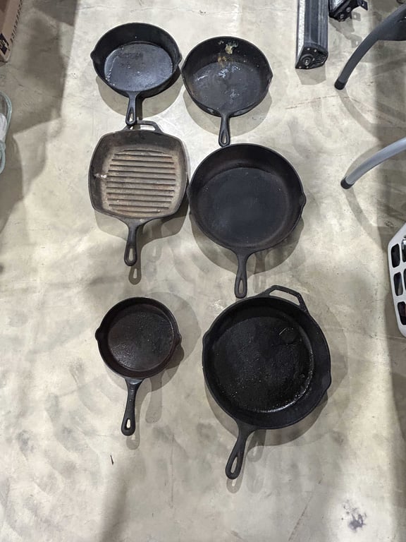 Box of 6 pieces of cast iron skillets - Image 2