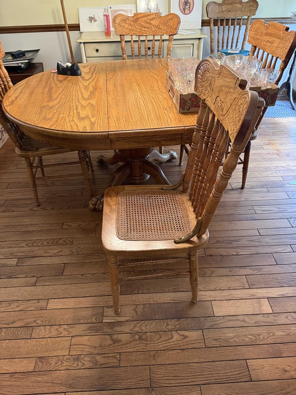 TRADITIONAL SOLID OAK KITCHEN TABLE W/CHAIRS