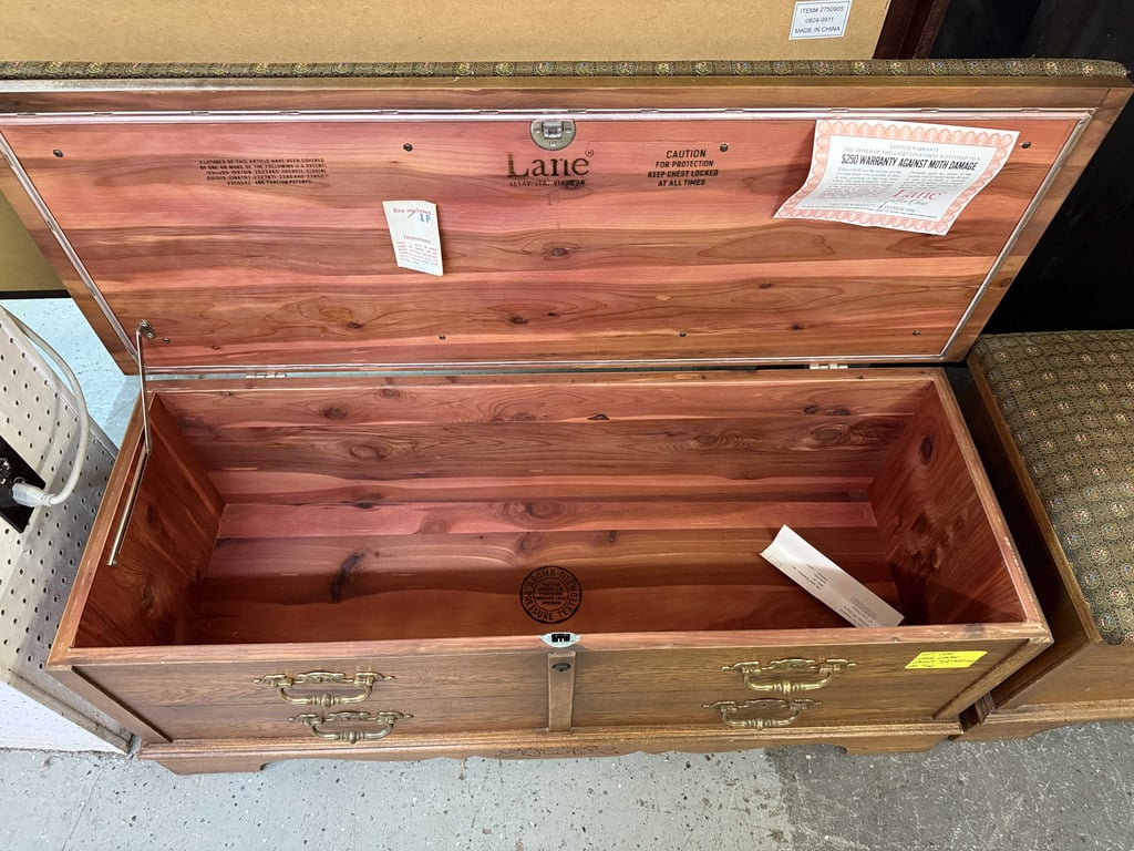 LANE CEDAR CHEST W/PADDING - Image 2