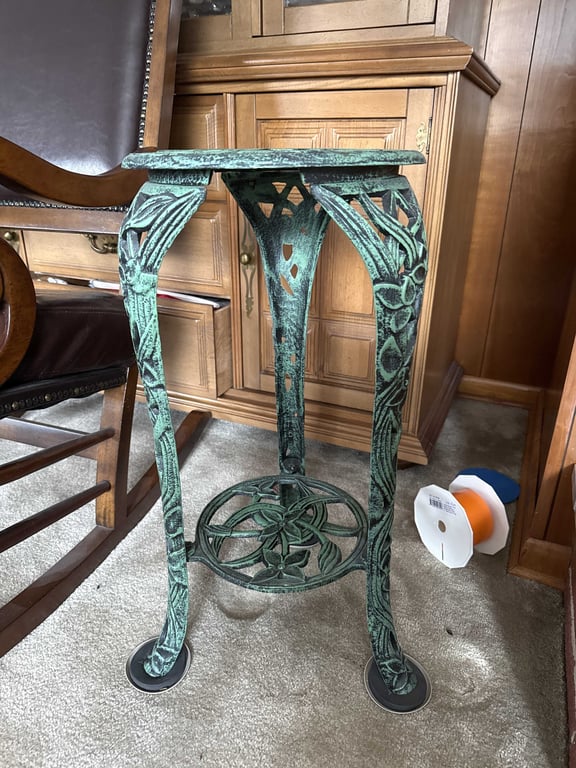 Cast Filigree Planr Stand