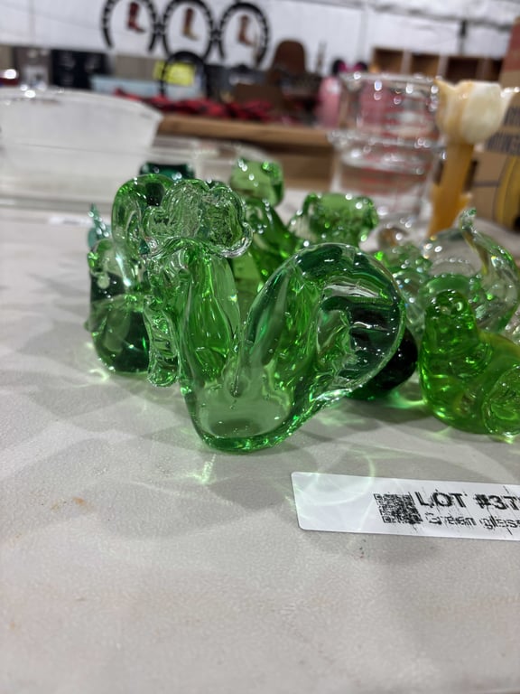 Green glass figures - Image 2
