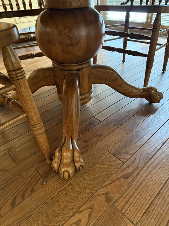 TRADITIONAL SOLID OAK KITCHEN TABLE W/CHAIRS - Image 3