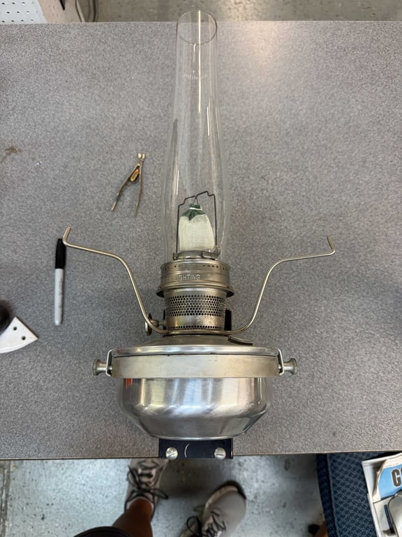 ALADDIN CABOOSE LAMP (CHIMNEY CRACKED)