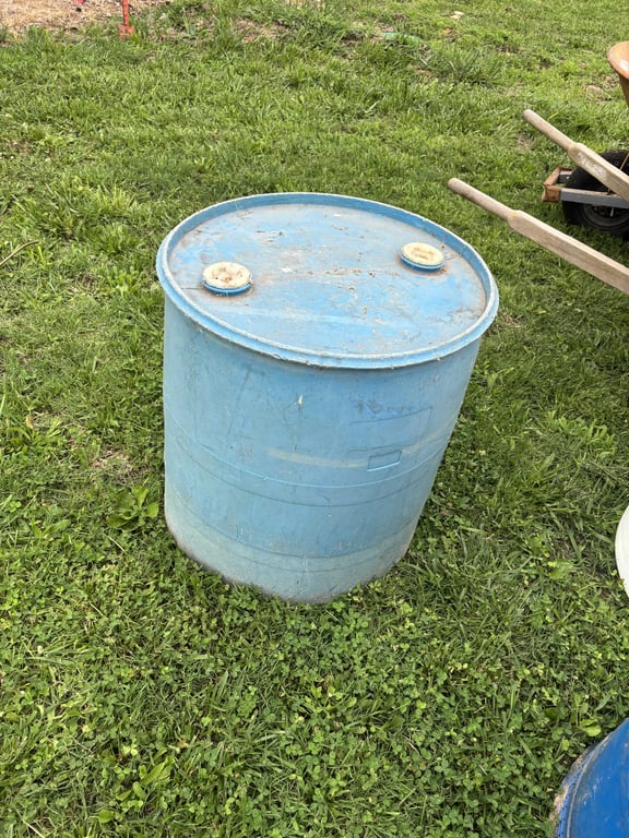 4 plastic barrels - Image 2
