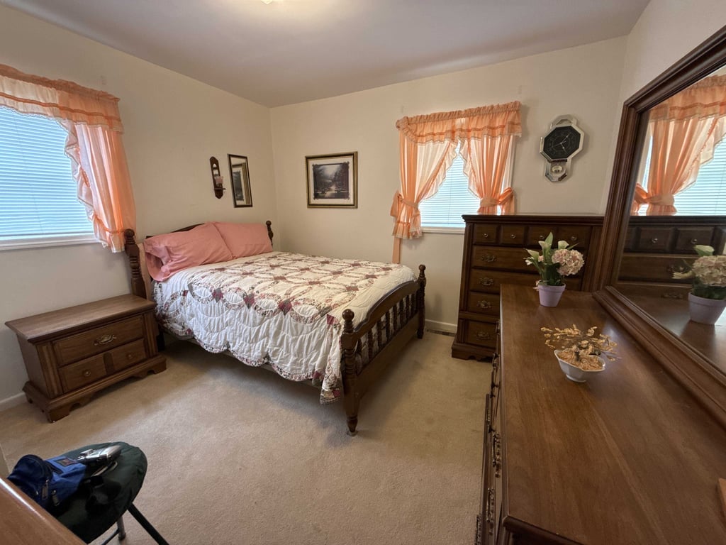 Bassett 4 Piece Bedroom suite