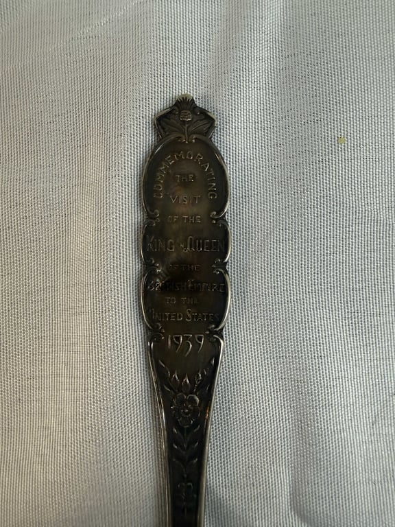 5 COLLECTIBLE KING GEORGE & QUEEN ELIZABETH ITEMS - Image 2
