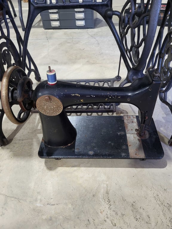 Singer sewing machine and cabinet - Image 5