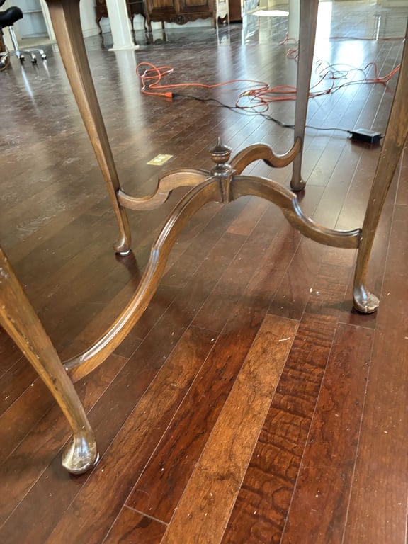 Queen Anne Style Wooden Oval Entry Table - Image 4