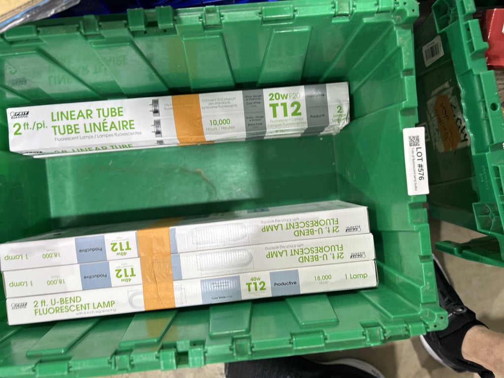 Tote of fluorescent lamp bulbs - Image 4