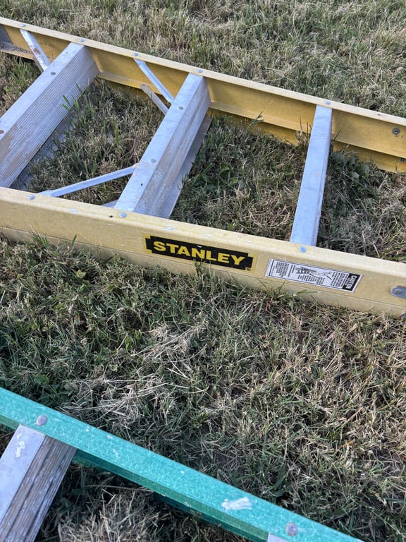 Stanley 7' fiberglass ladder - Image 3
