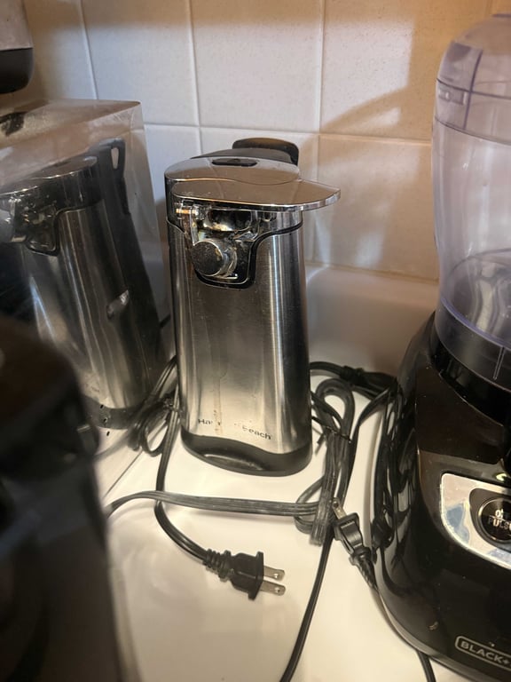 GROUPING OF KITCHEN APPLIANCES & BREAD BOX - Image 4