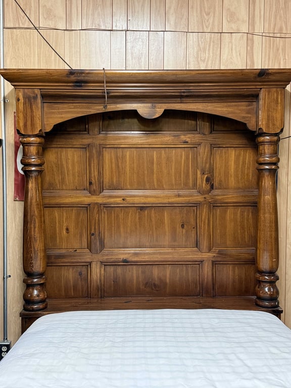4 PC SOLID PINE HIGH PANEL HEADBOARD & DISTINCTIVE CANNONBALL STYLE BEDROOM SUITE - Image 6