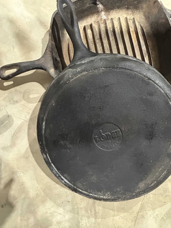 Box of 6 pieces of cast iron skillets - Image 4