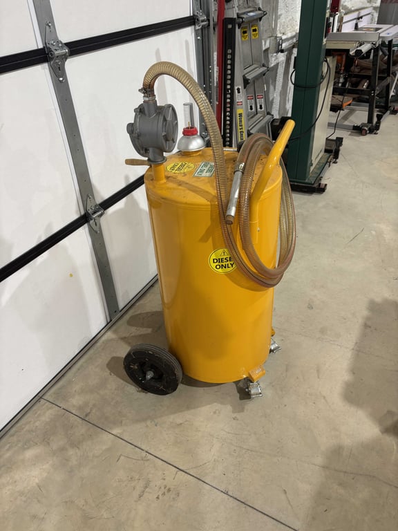 25 Gallon Hand Crank Diesel Pump - Image 2