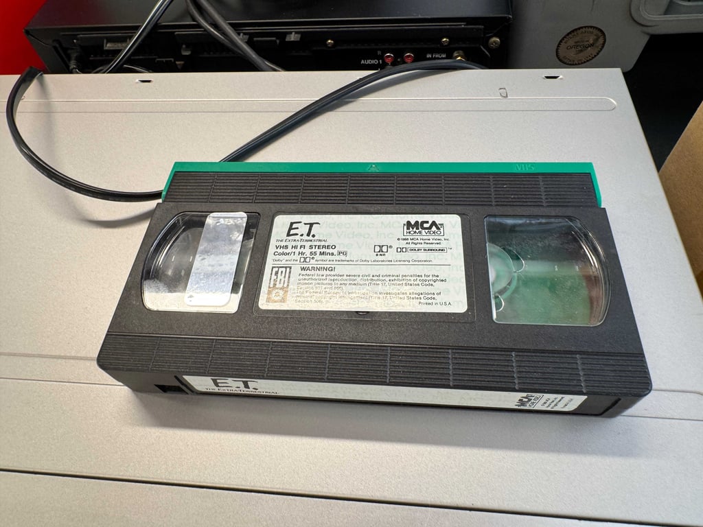 Sylvania DVD/VCR player & ET tape - Image 4
