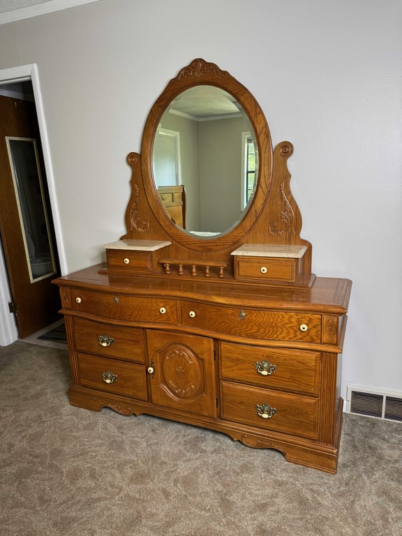 5 pc Vaughn queen bedroom suite  - Image 5