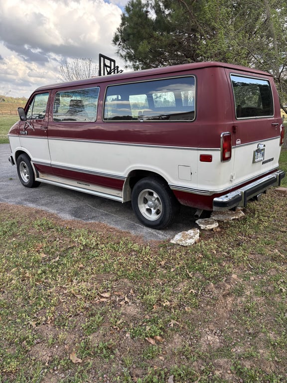 1985 Dodge Ram Wagon - Image 7