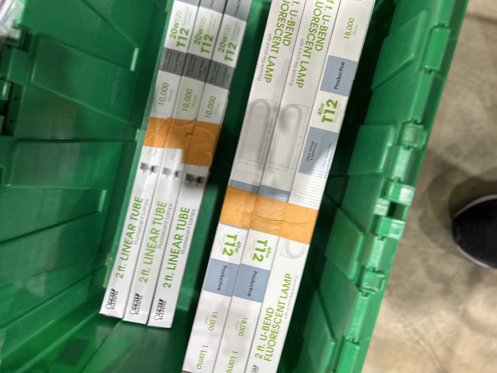 Tote of fluorescent lamp bulbs - Image 2