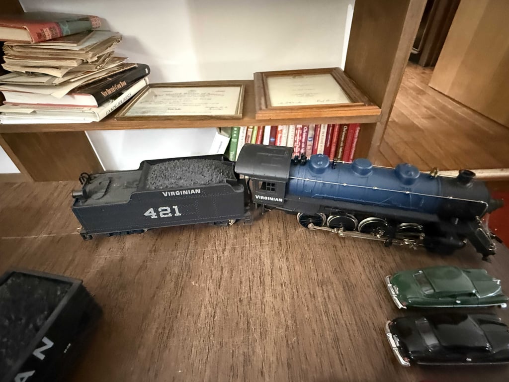 ASST. OF HO SCALE TRAINS & TRACK PIECES - Image 3