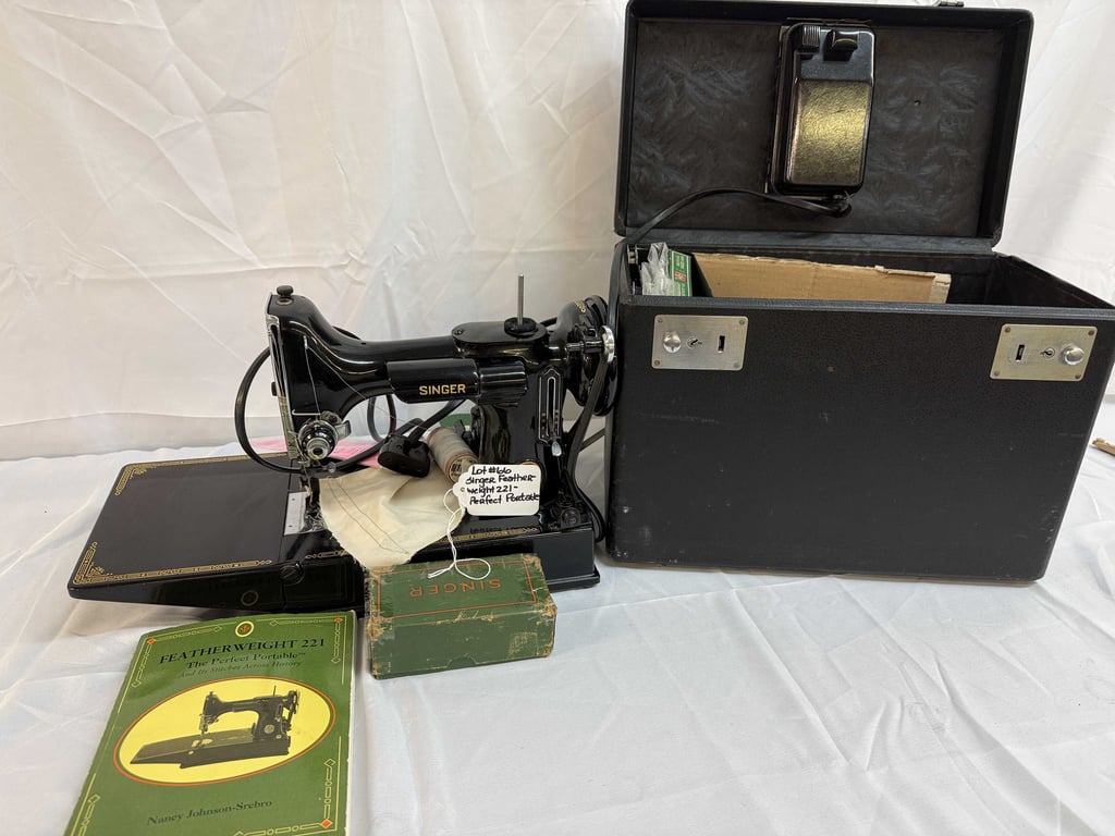SINGER FEATHERWEIGHT 221 PERFECT PORTABLE SEWING MACHINE