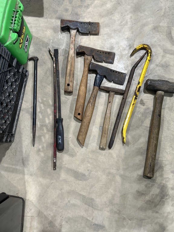 Crate of misc hammers and crowbars - Image 3