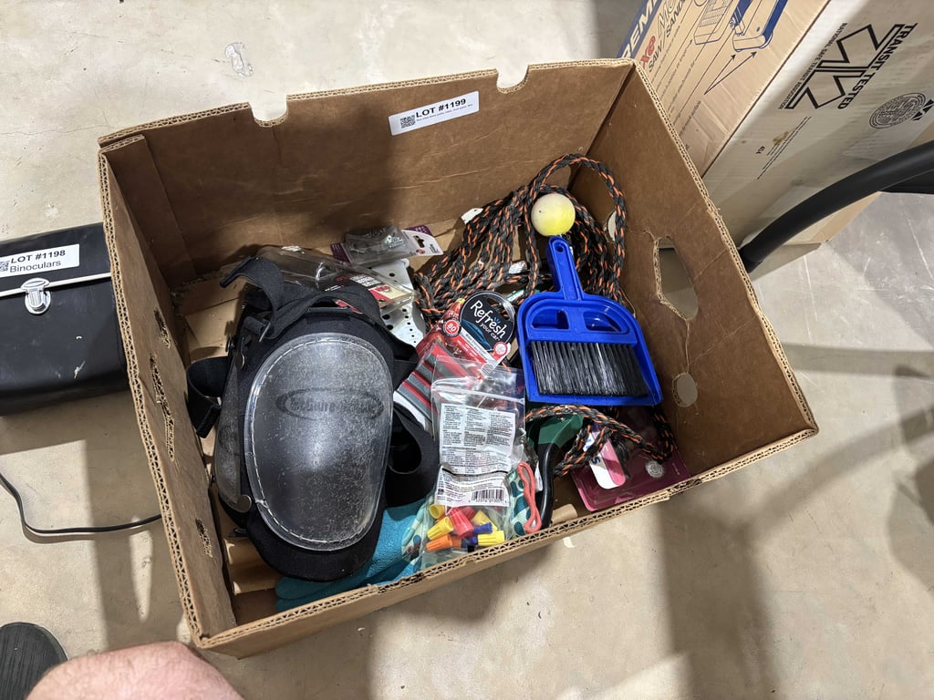 Box misc knee pads, rope, dust pans, ties