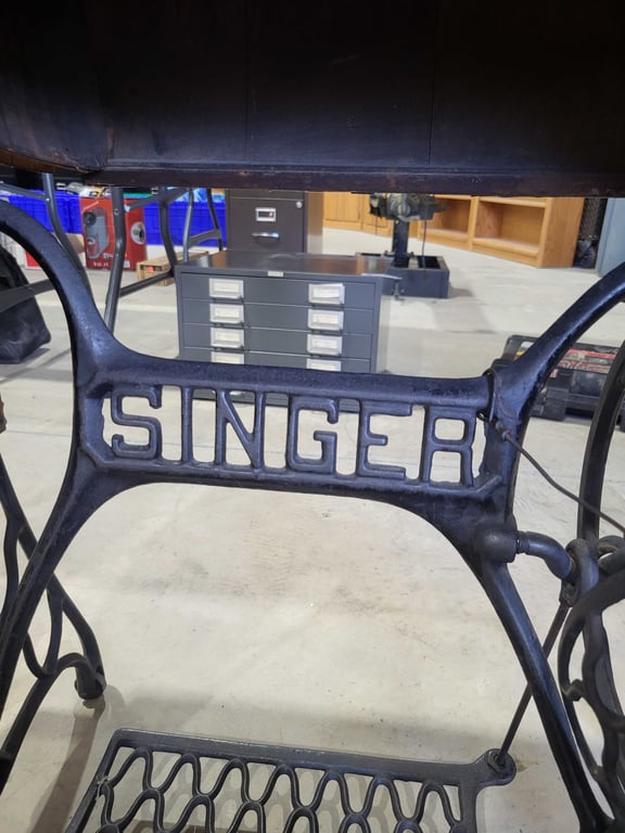 Singer sewing machine and cabinet - Image 6