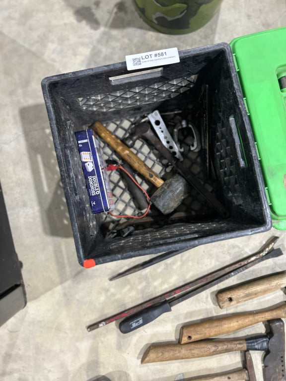 Crate of misc hammers and crowbars - Image 2