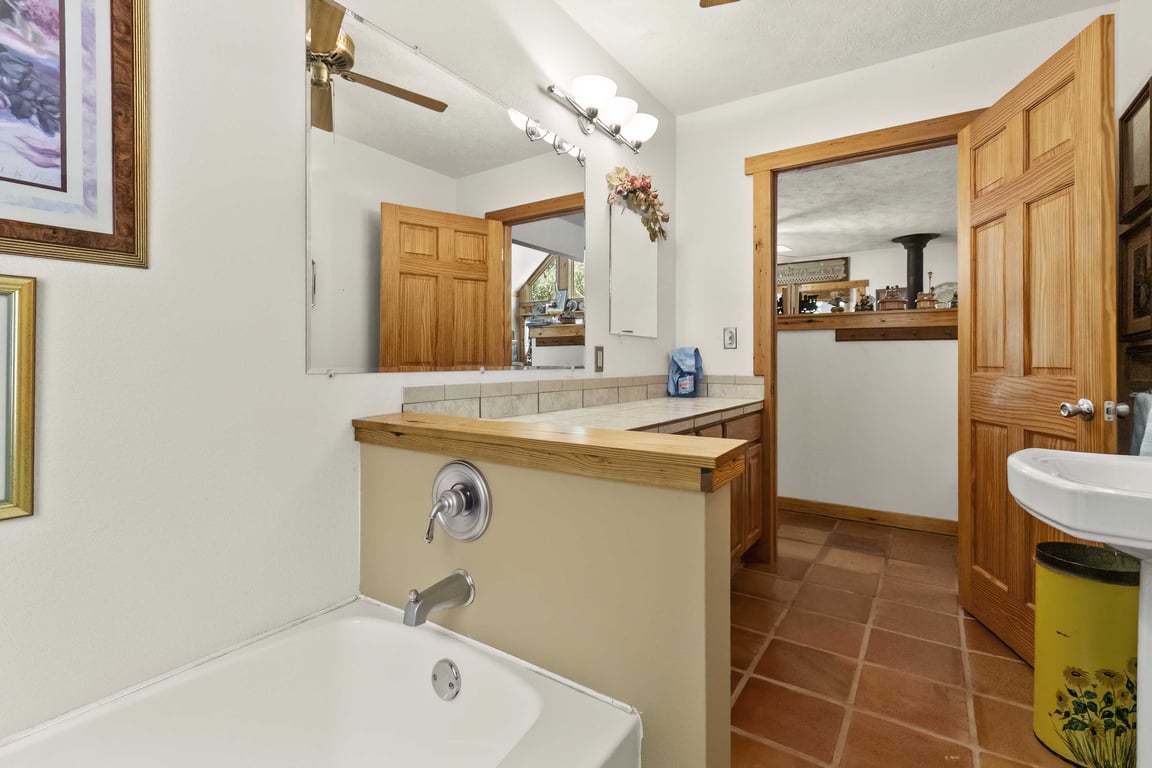 3 bed 3 bath home on 26.19 acres - Image 39