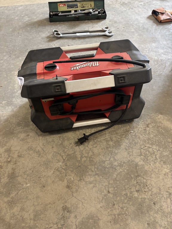 Milwaukee Electric Radio - Image 2