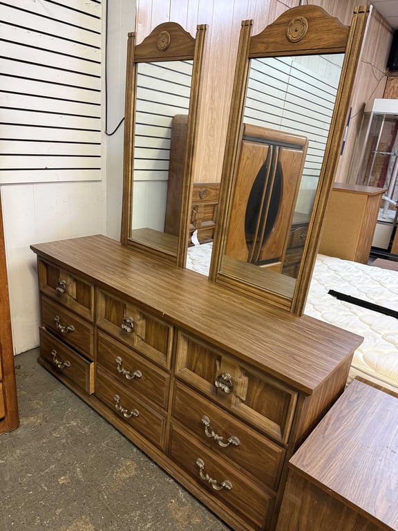 5 PC MAPLE BEDROOM SUITE - Image 3