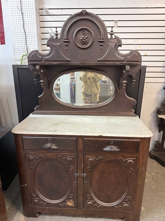 19TH CENTURY VICTORIAN WALNUT MARBLE TOP SIDEBOARD