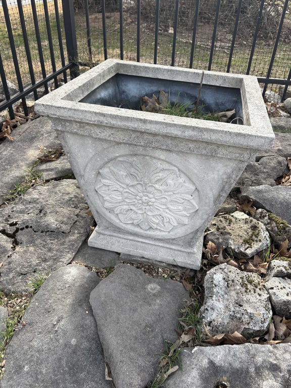 4 Plastic Planters - Image 5