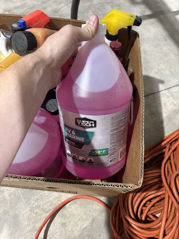 Box antifreeze, car care supplies, bar & chain oil - Image 2