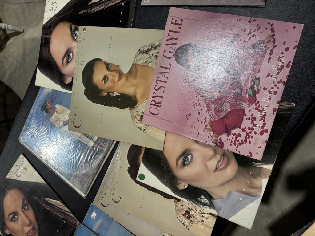 16 Crystal Gayle Albums - Image 3