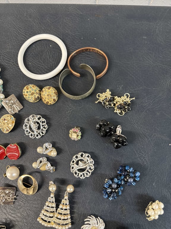 Costume Jewelry - Image 4